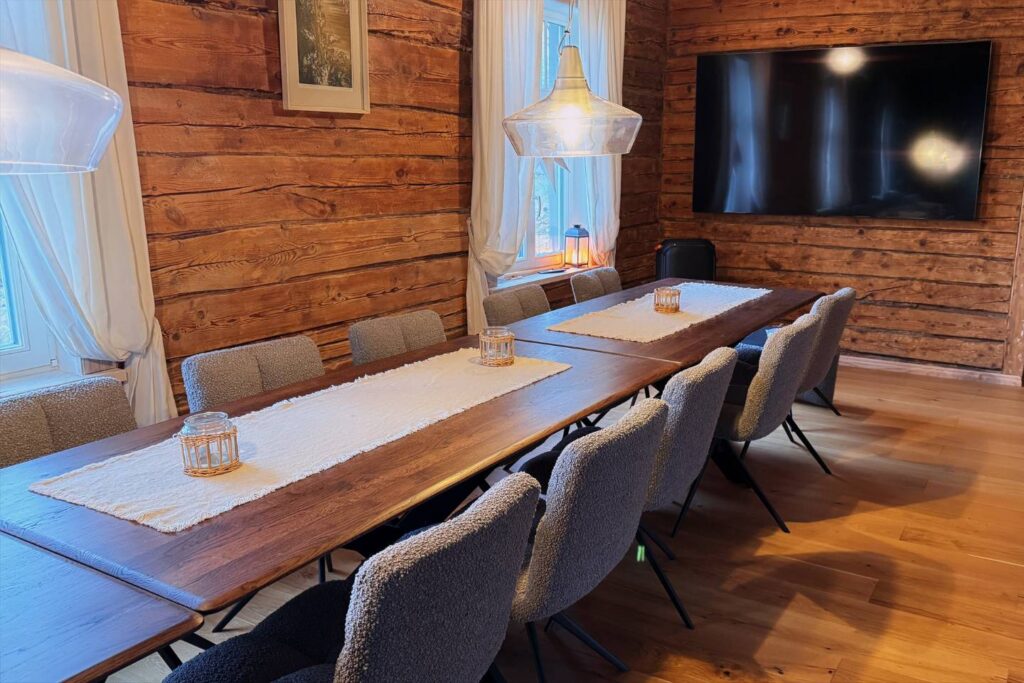 pikk laud TV ja kõlariga