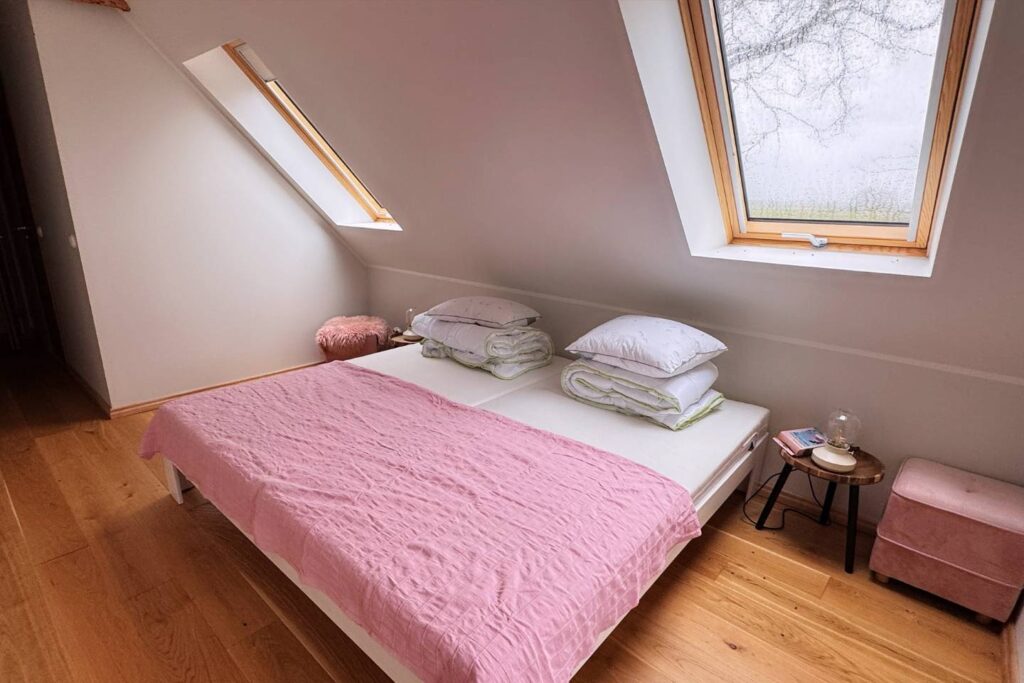 Teise korruse magamistuba roosa