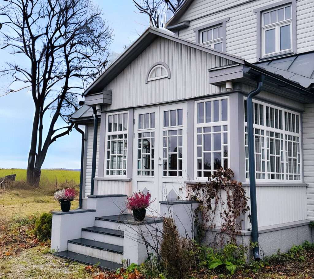 jaanimardi veranda kanarbikega sinine taevas 